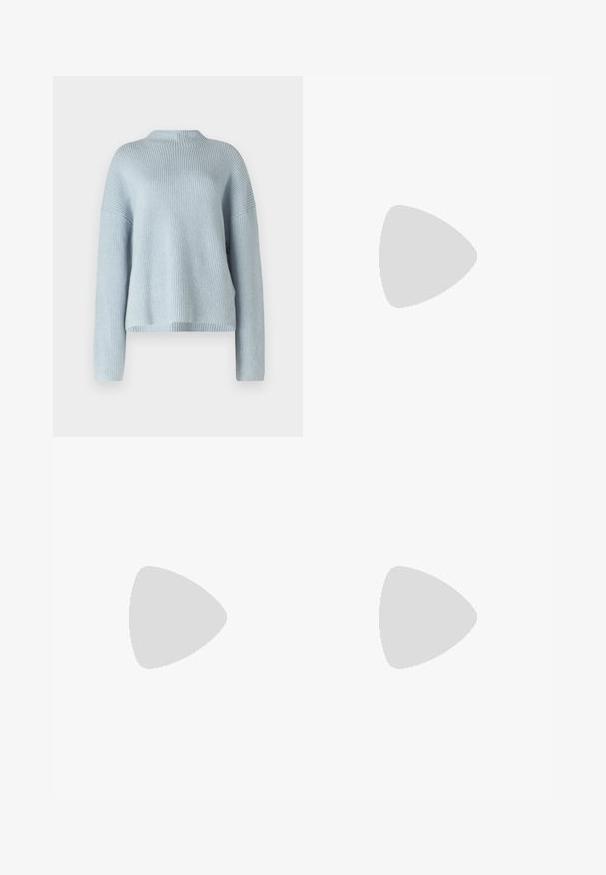 Pull en maille côtelée bleu clair, col rond, manches longues, coupe décontractée, texture douce, couleur unie sans motifs ni accents visibles.; Jeans en denim bleu clair évasés avec une taille haute, des jambes larges et un léger délavage. Comprend un design classique à cinq poches et une fermeture à bouton en métal.; Baskets blanches en cuir avec une boîte à orteils perforée, semelle texturée et lacets blancs, associées à un large pantalon rouge et un fond bleu et jaune.; Femme avec de longs cheveux foncés portant un costume noir, portant un sac à épaule en cuir noir, regardant par-dessus son épaule contre un fond blanc.; Boucles d'oreilles en argent en forme de créoles avec un design torsadé, dotées d'une finition polie et d'une fermeture à poussoir. Mesurent environ 3 cm de diamètre.