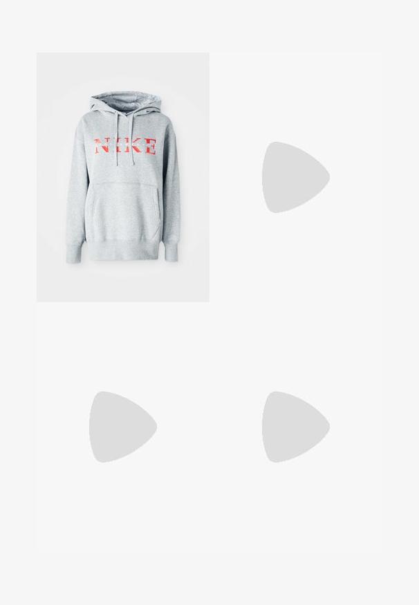 Pilkas džemperis su vilnoniu kapišonu, kuriame didelia raudona spalva užrašyta "NIKE" ir mažesniu baltu užrašu "SPORTSWEAR". Apima priekinę kengūros kišenę.; Šviesiai pilki plačių kojų kelnės, pagamintos iš lygaus audinio. Turi elastingą juosmenį ir juodą Nike logotipą kairėje pusėje.; Balti odiniai sportbačiai su auksiniais akcentais, turintys perforuotą pirštą, plokščias raištelius ir storą gumos padą su "AIR" logotipu šone.; Sidabrinė metalinė rankinė trikampio formos, su lygiu paviršiumi ir plona, reguliuojama petneša. Pasižymi užlenkimo dizainu su siūlėmis.