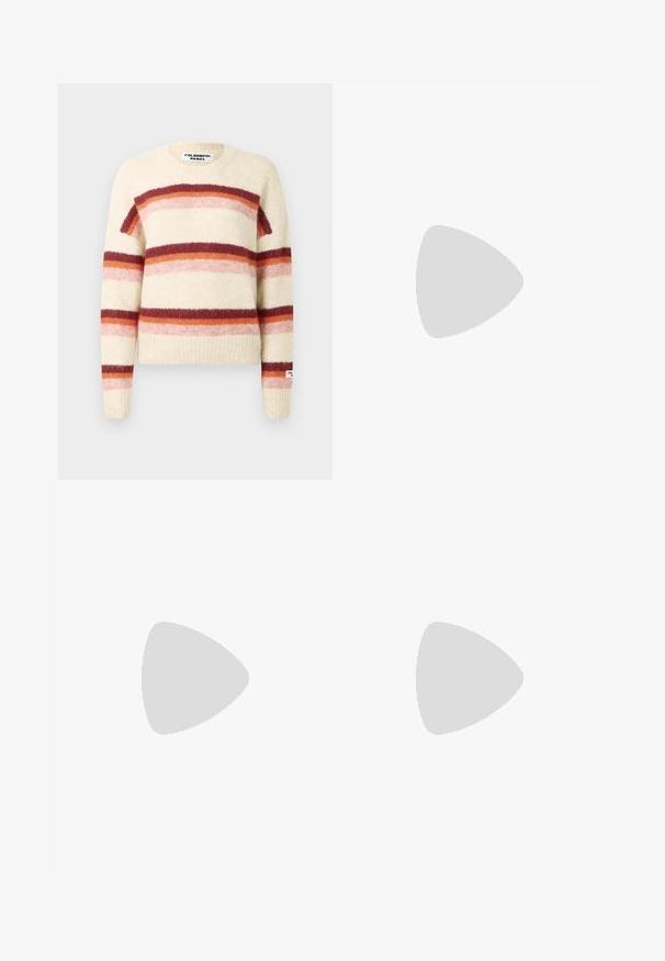 Pulover tricotat în crem, cu dungi orizontale îndrăznețe în nuanțe de burgund, portocaliu și roz. Are un guler rotund și tiv cu nervuri.; Pantaloni largi din denim închis, cu talie înaltă, având un închidere cu nasture frontal, două buzunare laterale și detalii de cusătură.; MIISTA MALENE - Botine clasice - brown; Zign Brăţară - silver-coloured