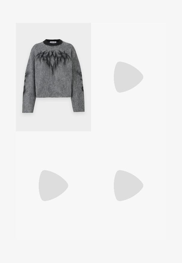 Grijze cropped sweater gemaakt van een pluizig materiaal, met een zwarte halslijn en abstracte zwarte patronen op de voorkant en mouwen.; Lichtblauwe hoge taille wijde pijpen jeans met voor- en achterzakken, knoopsluiting en subtiele vervagingen op de dijen en zomen.; Chunky witte sneakers gemaakt van geperforeerd mesh en synthetische materialen, met een dikke zool en ingewikkelde patroon details aan de zijkanten.; Zwarte leren handtas met een gebogen vorm, afneembare schouderband en gouden hardware. De tas heeft een klep met een gespsluiting.