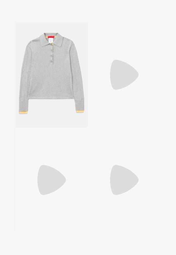 Sivá dlhá polo košeľa s golierom, so štyrmi prednými gombíkmi a rebrovanými manžetami so žltým akcentom na koncoch.; Tmavomodré pruhované nohavice s vysokým pásom, širokými nohavicami a bez viditeľného hardvéru alebo ozdôb. Hladká textúra a prispôsobený strih.; Čierne kožené baleríny typu Mary Jane s okrúhlou špičkou, so striebornými kruhovými cvokmi a nastaviteľným remienkom so sponou.; Tmavohnedá sušenková kabelka s hladkým povrchom, minimalistickým dizajnom a kontrastným svetlým interiérom. Má dlhý kožený popruh.