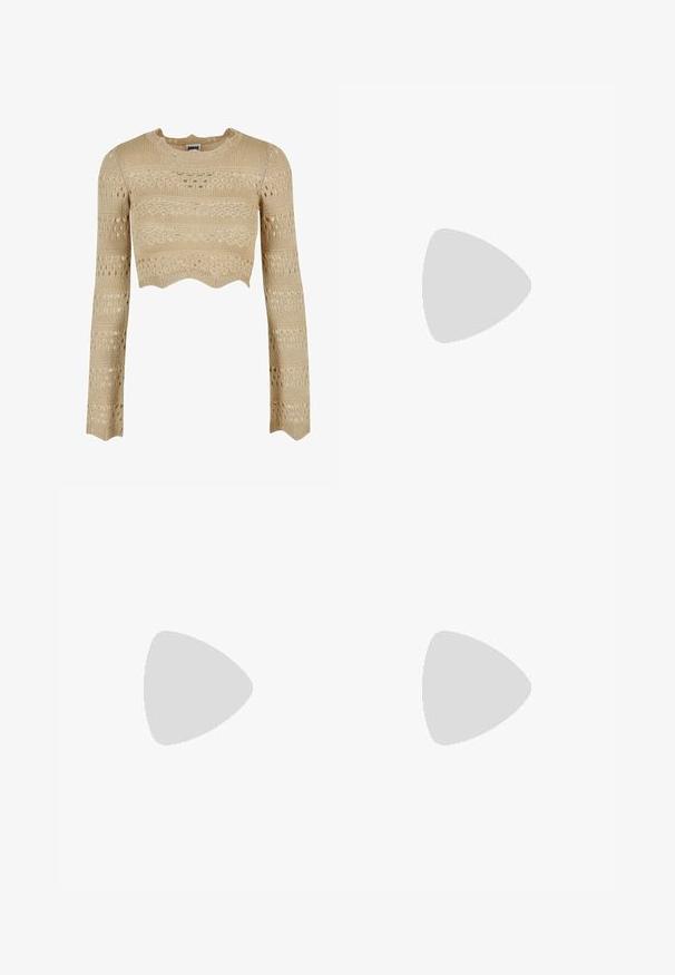 Beige gestrickter Crop-Top mit langen Ärmeln, mit gewelltem Saum, strukturierten Mustern und offenen Details.; Schwarze Hose mit geradem Schnitt, ausgestattet mit Fronttaschen und Seitenschlitzen am Saum. Hergestellt aus weichem, glattem Stoff. Geeignet für verschiedene Anlässe.; Schwarze patentierte Sandalen mit Absatz, quadratischer Spitze, Knöchelriemen und silbernen Schnallen. Mit einem stabilen Blockabsatz für mehr Stabilität.; Schwarze Leder-Hobo-Tasche mit einer glatten Textur, geschwungener Form und einem einzelnen verstellbaren Tragegurt; verfügt über eine weite Öffnung am oberen Ende.