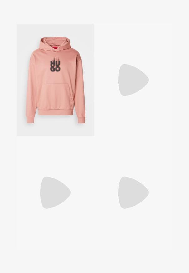 Różowa hoodie wykonana z miękkiego materiału z kieszenią kangurką. Posiada czarne logo "HUGO" centralnie umieszczone z płomieniami nad nim.; Czarny t-shirt bawełniany z dużym, teksturowanym brązowym logo "HUGO" z przodu. Ma okrągły dekolt i krótkie rękawy.; Czarne spodnie cargo wykonane z bawełny, o luźnym kroju, z bocznymi kieszeniami, z zapięciem na guzik i prostymi nogawkami. Prosty design bez wzorów.; Czarne zamszowe buty wsuwane z grubą czarną gumową podeszwą, z imitującym pasem na górze i kontrastującymi szwami.