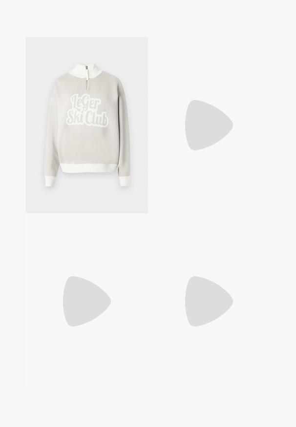 Maglione grigio chiaro con orlo e collo a costine bianchi, caratterizzato da un prominente design strutturato "Le Ger Ski Club" sul davanti. Cerniera a metà apertura.; Pantaloni neri a plissé con vita elasticizzata. Presentano gamba ampia e un tessuto liscio e texture con strisce verticali.; Stivali neri in pelle alla caviglia con suola spessa e pannelli elastici laterali, abbinati a jeans blu scuro. Il terreno è di colore chiaro.; Borsa tote in pelle nera con texture liscia, forma rettangolare e due manici lunghi. Nessun hardware o decorazione visibile.