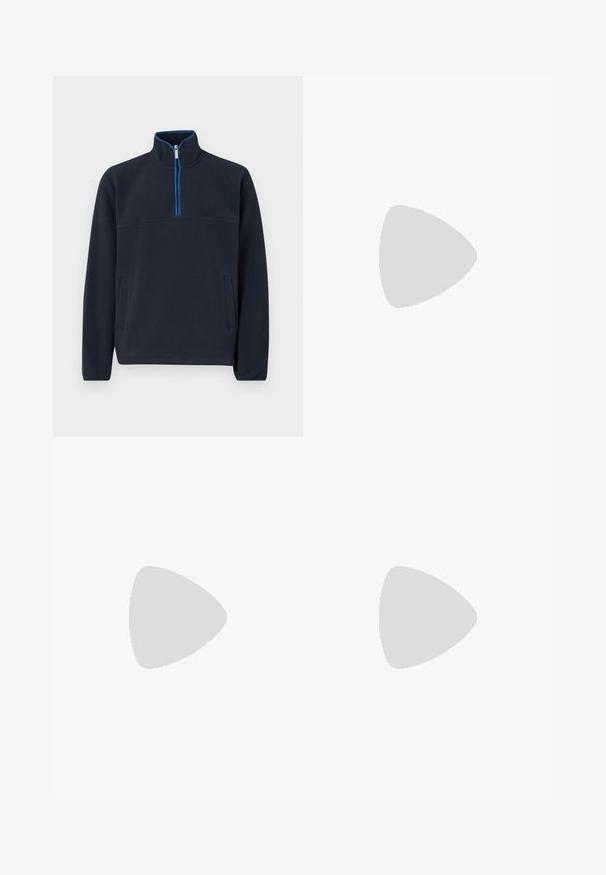 Sötétkék polár pulóver negyed cipzárral, ellentétes kék cipzárral és két elülső zsebbel; finom logóval a mellrészen.; BOSS TEE - Basic póló - open white; Beige pamut nadrág egyenes szárú kivágással, gombos záródással és elülső redőkkel a részletek fokozása érdekében.; Világosszürke velúr bokacsizma kerek orral, fehér gumitalppal és diszkrét logórészlettel az oldalon. Fűzős záródás jellemzi.