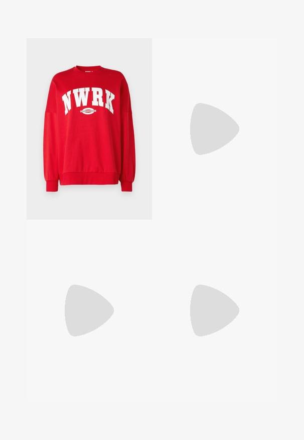 Felpa rossa con lettering bianco audace "NWRK" e un logo circolare. Maniche e collo a coste; materiale morbido con una vestibilità rilassata.; Jeans in denim a gamba larga di colore blu profondo, con dettaglio cucitura frontale, chiusura con bottone e design classico a cinque tasche.; Sandali con tacco in vernice nera, con punta squadrata, cinturini alla caviglia e fibbie in argento. Presentano un tacco a blocco spesso per maggiore stabilità.; Borsa a tracolla nera in pelle con una forma curva, manico rimovibile e accessori dorati. La borsa presenta una patta con un dettaglio a fibbia.