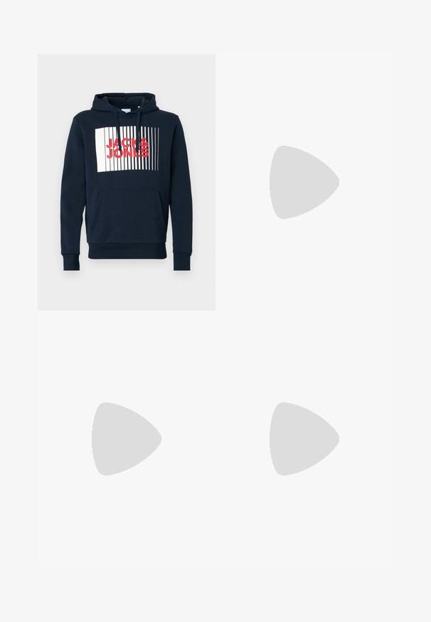 Sudadera de algodón azul marino con un bolsillo canguro en la parte frontal, capucha con cordón y un gráfico rectangular blanco que presenta en negrita el texto rojo "JACK & JONES".; Pulóver marrón de punto con cuello polo, tres botones en el cuello y mangas largas. Textura suave, puños y dobladillo acanalados.; Vaqueros de denim azul claro con un corte recto, cintura alta, cinco bolsillos y cierre con botón superior. Presenta un lavado desvanecido y costuras en contraste.; Zapatilla blanca con acentos en negro y gris, que presenta una puntera texturizada en gris, suela de goma negra y cordones planos blancos. Diseño limpio, estilo minimalista.