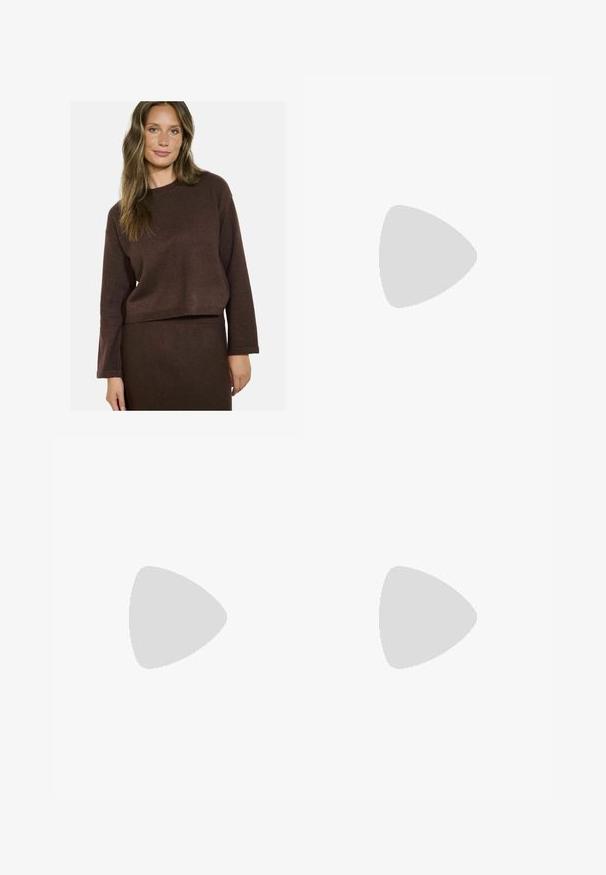 Brauner strickpullover mit langen Ärmeln und rundem Halsausschnitt, verfügt über ein cropped Design und dezente strukturierte Akzente im gesamten Stück.; Braune weite Hosen mit glatter Textur, ausgestattet mit einem schwarzen Gürtel in der Taille und seitlichen Taschen. Maßgeschneiderter Schnitt und lockere Passform.; Braune Lackleder-Slingback-Schuhe mit spitzer Zehe und moderatem Absatz. Mit einem Schnallenriemen für einen sicheren Sitz. Glatte Textur.; Braune Leder-Crossbody-Tasche mit geschwungener Form, goldfarbenen Beschlägen und einer Schnallenakzentuierung. Verfügt über einen abnehmbaren Schultergurt.