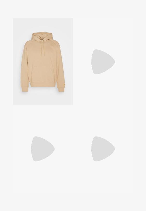 Carhartt WIP HOODED CHASE - Sweatshirt - sable / gold; Pantalon marron à coupe droite, avec un devant plat, des passants de ceinture et une texture lisse. Design simple sans motifs ni accents.; Mocassins en cuir marron avec des accents à pompons, présentant un design cousu et une semelle en caoutchouc jaune. Associés à un jean bleu délavé.; Sac à dos noir au design épuré, avec une finition texturée, des bretelles ajustables et des cordons élastiques à l'avant pour un espace de rangement supplémentaire.