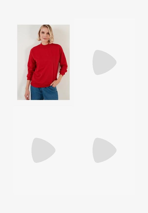 LELA HIGH COLLAR  - Sportska majica - red; Crne široke hlače napravljene od glatkog, sjajnog materijala s elastičnim pojasom i bez vidljivih džepova ili metalnih detalja.; Crne platnene tenisice s bijelim vezicama, bijelim gumastim vrhom i debelim bijelim međusolom. Imaju suptilnu bijelu šav, a đon je od gume.; Crne pravokutne sunčane naočale s tamnim lećama i debelim mat okvirima. Naočale su lagano sužene s glatkom teksturom.