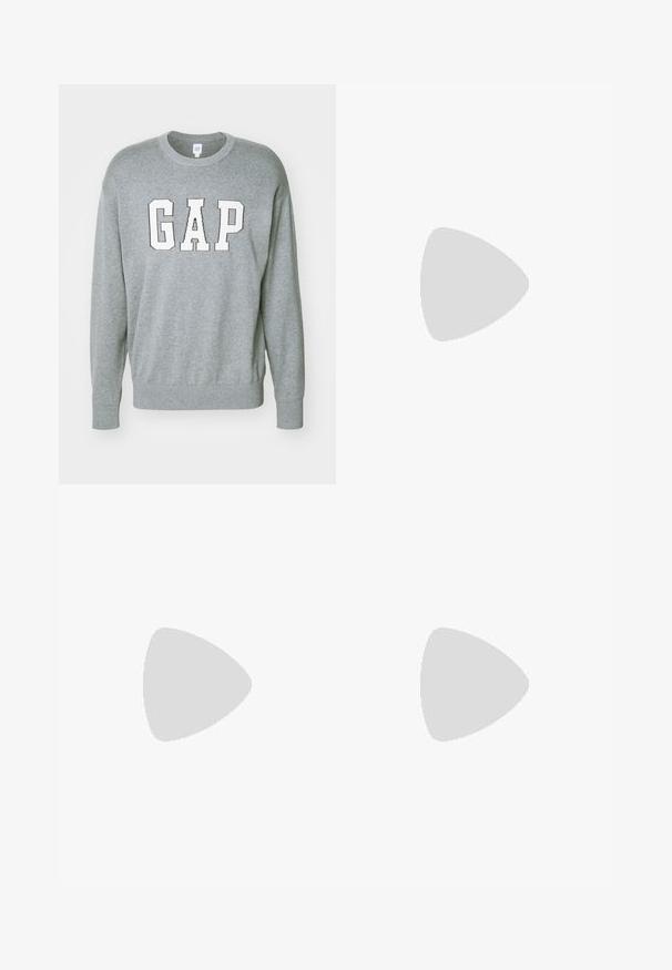 GAP LOGO INTARSIA CREW - Strickpullover - heather grey; Weißes kurzärmliges T-Shirt aus Baumwolle mit Rundhalsausschnitt und lockerer Passform. Glatte Textur, ohne sichtbare Muster oder Akzente.; Dunkelgraue Denim-Jeans mit geradem Bein, ausgestattet mit einem Reißverschluss, fünf Taschen und subtilen Verblassungen auf dem Stoff.; Beige Wildleder-Ankle-Boot mit schwarzem gepolstertem Kragen, goldenen Metallösen, weißen Nähdetalben und einer robusten Gummisohle mit ausgeprägtem Profil.