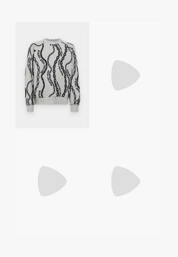 Sudadera gris con un patrón de cadenas en negro, con el texto "Versace Jeans Couture" integrado en el diseño. Puños y dobladillo acanalados.; Pantalones de chándal negros, hechos de una tela suave, con una cinturilla elástica y cordón, piernas ajustadas y puños elásticos en los tobillos.; Zapatilla de cuero blanca con un acabado suave, puntera redonda, cordones planos y suela texturizada. Cuenta con un sutil logo en el talón.; Gafas de sol negras con un marco amplio y angular y lentes oscuros. Presentan laterales texturizados en negro y un acento de logo redondo en la patilla.