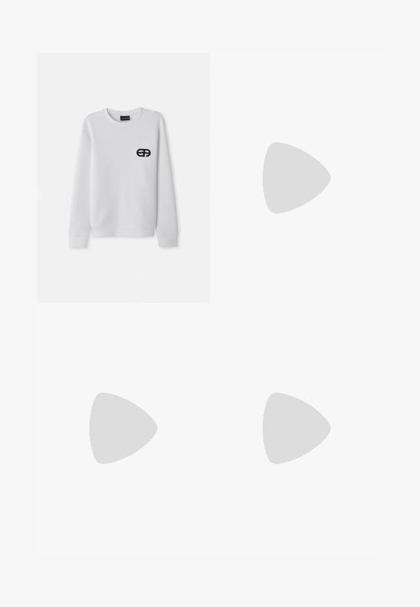 Sweatshirt branco com mangas longas, gola redonda e um logótipo bordado a preto no lado esquerdo do peito. Textura suave, design minimalista.; T-shirt de algodão preta com uma estampa gráfica de cartas de jogo e uma ilustração na parte da frente, decote redondo e mangas curtas.; Calças pretas de cintura alta, com corte amplo, feitas de um tecido suave. Apresentam pregas frontais e passadores para cinto. Design minimalista, sem hardware visível.; Sapatilha de couro preto com perfil baixo, bico arredondado e fecho de atacadores; apresenta uma sola de borracha texturizada e detalhe do logotipo no calcanhar.