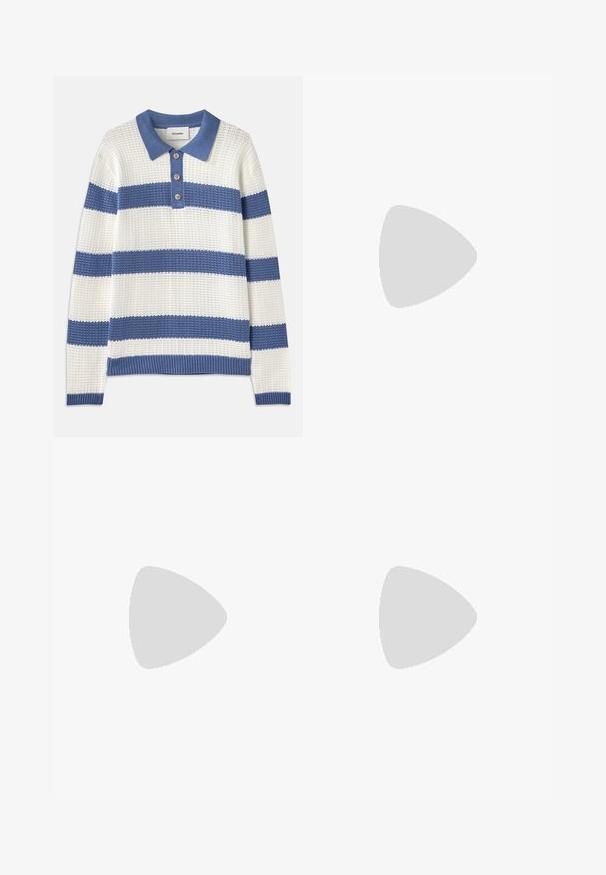 Pullover a righe orizzontali bianche e blu, texture a maglia, con colletto e tre bottoni. Polsini e orlo a costine, vestibilità rilassata.; Jeans a gamba larga caratterizzati da un design bicolore con pannelli in denim chiaro e scuro, vita alta e classico stile a cinque tasche.; Sneaker bianco con accenti in camoscio, punta rotonda, lacci piatti e suola in gomma crema. Presenta un marchio verde sul tallone.; Borsa nera imbottita con una larga tracolla morbida e manico superiore. Caratterizzata da una chiusura con zip e un discreto logo sul davanti.