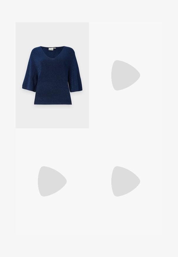 Suéter azul-marinho de manga curta com decote em V, feito de tecido canelado com um leve brilho metálico e um corte descontraído.; Calças largas pretas com cintura alta, detalhes em botão na cintura e pregas frontais.; Sandal de pele preta com bico pontiagudo e um salto bloco baixo. Apresenta uma tira no tornozelo com uma fivela em tom dourado. Textura suave.; Bolsa tote preta em couro com textura lisa, forma retangular e duas alças longas. Sem hardware ou enfeites visíveis.