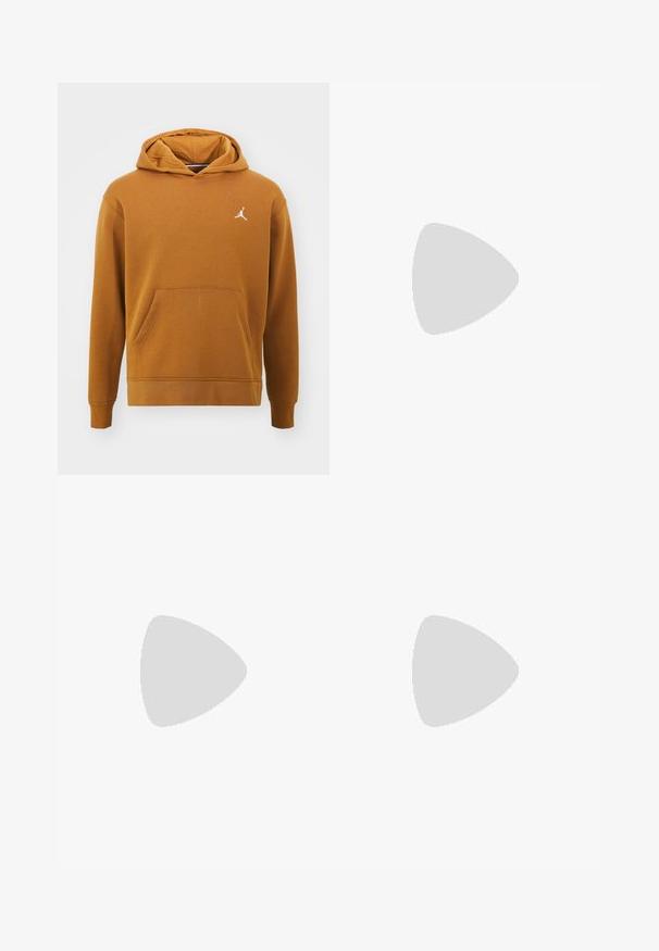 Jordan Huppari - desert bronze white; Musta pitkähihainen paita, jossa on pyöreä pääntie, valmistettu sileästä kankaasta. Siinä on laskettu olkapäät ja rento istuvuus, sekä sivuhalkiot helman kohdalla.; Vaaleanharmaat puuvillashortsit, joissa on joustava vyötärö ja säädettävä naru, sekä musta Nike-logo vasemmalla puolella.; Musta nahkakengät, joissa on teksturoitu pinta, valkoinen Nike -logo, harmaa pohja, pyöreä kärki ja nauhakiinnitys. Varustettu rei'illä kärkilaatikossa.