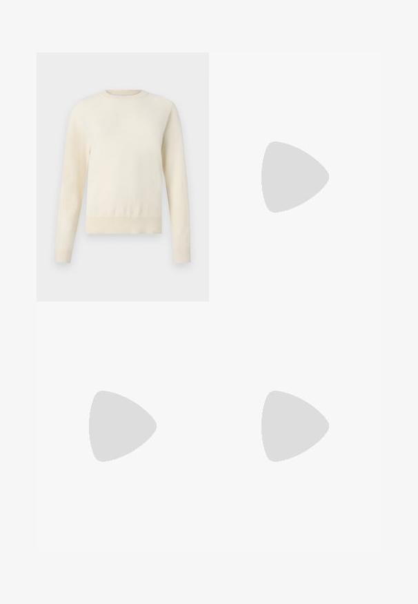 Maglione color crema chiaro con maniche lunghe, scollo rotondo e orlo a coste. Realizzato in un materiale morbido, con una texture liscia.; Jeans in denim scuro a gamba larga con vita alta, dotati di un laccio, cinque tasche e dettagli di cucitura a contrasto.; Scarpa slingback nera in pelle con punta affusolata e tacco sottile e curvato. Presenta una discreta fascia regolabile con una fibbia in metallo.; Borsa a stampa rettile con manico curvo. Realizzata in materiali testurizzati beige e marroni, presenta un distintivo motivo a rombi.