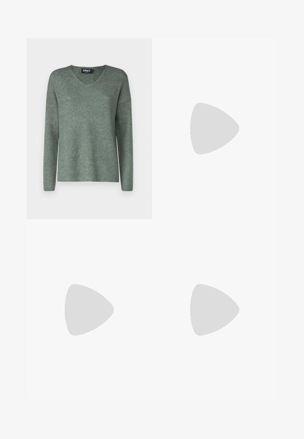 ONLY Tall ONLCAMILLA TALL - Strickpullover - laurel wreath; Dunkelblaue High-Waist-Weitbein-Jeans mit vorderen Taschen, Gürtelschlaufen, Knopfverschluss und sichtbaren Nähten auf weißem Hintergrund.; Schwarze kniehohe Lederstiefel mit spitzem Zeh und quadratischem Absatz. Glatte Textur mit einem eleganten Design und minimalen Nähdetails.; Schwarze lederne Handtasche mit glatter Textur. Verfügt über einen verstellbaren Riemen und ein elegantes, minimalistisches Design mit einem Reißverschluss.; Silberner Doppelring mit einer glatten, polierten Oberfläche. Verfügt über ein fließendes, kurviges Design mit überlappenden Abschnitten für einen modernen Look.