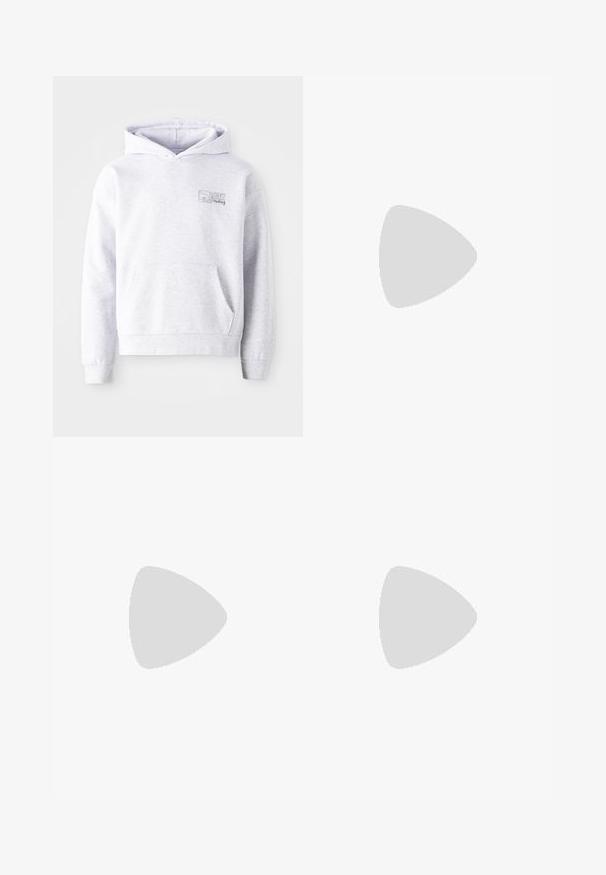 Grå huvtröja gjord av mjukt material, med en kängeruficka, ribbade muddar, en justerbar huva och en logotyp på bröstet.; Vit t-shirt med kort ärm i mjuk bomull. Har rund halsringning, avslappnad passform och slät yta. Inga synliga mönster eller detaljer.; Ljusblå denimjeans med rak bendesign, midjehög midja, fem fickor samt knapp- och dragkedjestängning.; Blå sportskor med mesh-överdel, vita och orangea detaljer, vadderad mellansula och strukturerad gummisula. Har snörningsdesign.