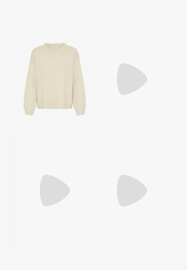 Vaaleanbeige neulepaita, joka on valmistettu pehmeästä neuleesta. Paita on pyöreällä kaula-aukolla, laskeutuvilla olkapäillä sekä ribbineuloksella varustetuilla helmalla ja hihoilla. Ei kuvioita tai koristeita.; Ruskeat leveälahkeiset housut, joissa on sileä pinta, korkea vyötärö ja etupleat. Kangas on kevyttä ja laskeutuu väljänä.; Satea bordeaux berwarna mengkilap dengan tumit hitam tebal, menampilkan tekstur halus dan desain sederhana. Tanpa pengikat atau pola yang terlihat.; Hobo-laukku pehmeästä beige-suedesta, jossa on löysä muoto, leveä olkahihna ja käsinommeltu sauma edessä.