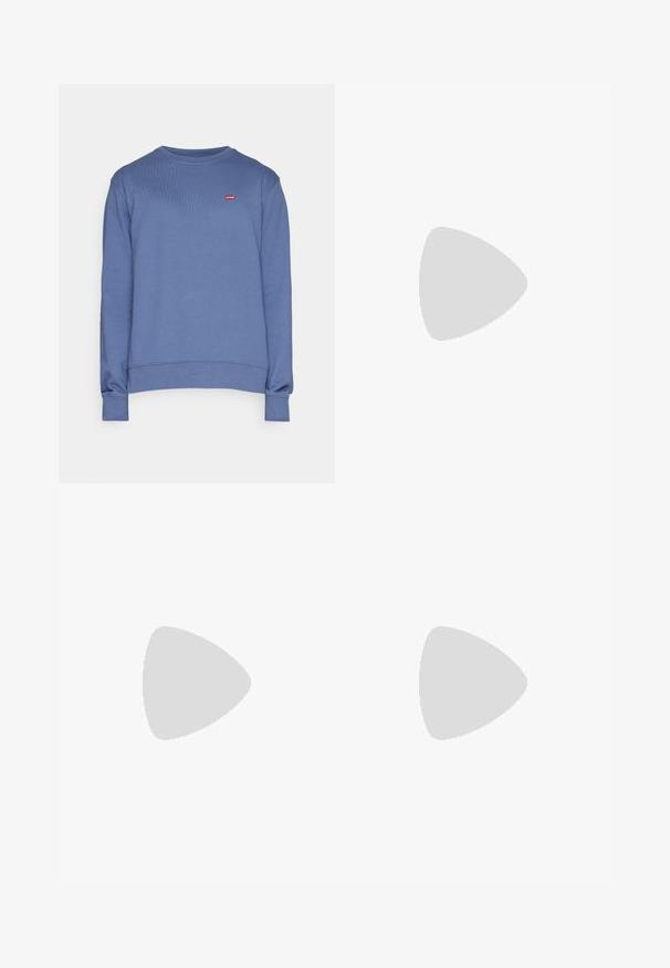 Modrá mikina vyrobená z bavlneného zmesi, s okrúhlym výstrihom, rebrovanými manžetami a malým červeným logom Levi's na ľavej hrudi.; Biela bavlnená tričko s okrúhlym výstrihom, krátkymi rukávmi a malým čiernym logom "W.W." na ľavej hrudi. Hladká textúra, bežný strih.; Hnedé bavlnené utility nohavice so strihom rovného nohu, ktoré obsahujú predné vrecká a kovové detaily pre zvýšenú odolnosť.; Čierne plátené tenisky s bielymi gumenými špičkami a šnúrkami. Kontrastné švy a kovové očká pridávajú detail. Nosené s béžovými nohavicami a čiernou látkou.