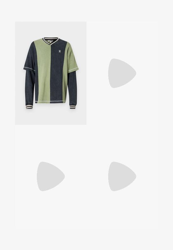 The Ragged Priest JOCK - Sweatshirt - green/black; Sorte syntetiske treningsbukser med elastisk midje, som har hvite sidestreker og en liten hvit logo på venstre hofte.; Sorte og hvite sneakers med overdel i semsket skinn og lær, med tre hvite striper, perforert tå og en såle av gummi.; Svart stoff crossbody veske med glidelås, med en hvit Adidas-logo og enstripet justerbar stropp for enkel bæring.