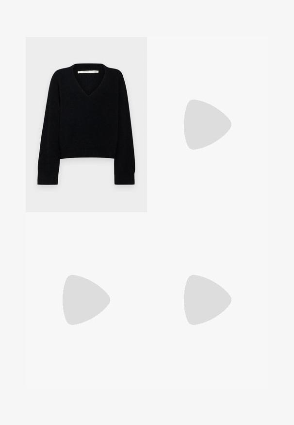 Schwarzer, kurzer Pullover mit V-Ausschnitt und langen Ärmeln. Aus weichem Stoff mit strukturiertem Finish gefertigt. Minimalistisches Design, keine sichtbaren Beschläge.; Schwarze, plissierte, weite Hosen mit einem elastischen Bund. Der Stoff hat vertikale Falten und eine glatte Textur.; Schwarze Absatzsandale mit geflochtenem Riemendesign, quadratischer Spitze und verstellbarem Knöchelriemen. Helle beigefarbene Sohle mit glänzendem schwarzen Absatz.; Schwarze Lederhandtasche mit einem gerafften Oberteil, ausgestattet mit zwei kurzen Griffen und einem langen verstellbaren Schulterriemen. Glatte Textur, runde Form.