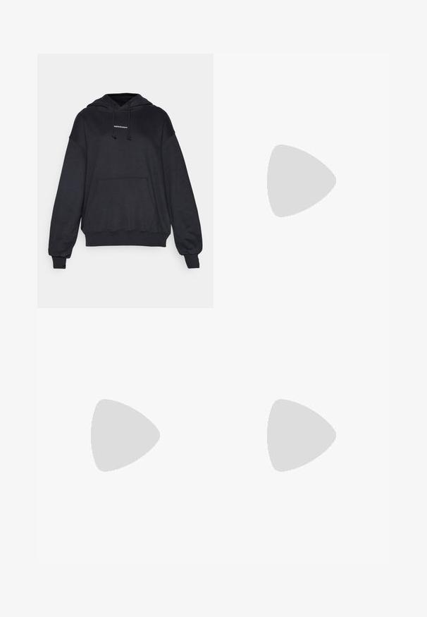 Svart hettegenser laget av mykt materiale, med hette som har snorer, en frontlomme og ribbet mansjetter og nederkant. Minimalistisk logodetalj.; Svart atletisk tanktopp med teksturert stoff, racerback-design og subtil logo detaljer på brystet. Lett og pustende materiale.; Svart treningsshorts laget av elastisk stoff, med høy midje og flatlocksøm. Designet for komfort og bevegelse.; Svart idrettssko med et mesh-overdel, polstret hvit mellomsåle, og en iøynefallende HOKA-logo vist på siden. Minimalistisk design og rund form.
