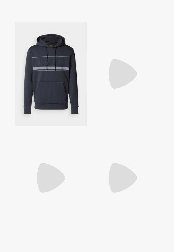 Sweatshirt azul-marinho com bolso frontal tipo canguru, capuz com cordão e logótipo "BOSS" em relevo. Apresenta riscas cinzas ao longo do peito e punhos canelados.; T-shirt de manga curta na cor creme com colarinho alto, apresentando "BOSS" impresso a negro na parte frontal do pescoço e na etiqueta interior.; Calças de jogging slim-fit pretas com cordão branco, punhos canelados e um logótipo subtil na parte superior da coxa, contra um fundo simples.; Sapatilha preta com parte superior em couro liso, bico arredondado, cadarços planos, colarinho almofadado e design minimalista. Sola de borracha com padrão de tração discreto.