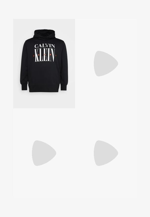 Crna dukserica s kapuljačom i velikim bijelim i narančastim logotipom "CALVIN KLEIN JEANS". Sadrži vezice i rebraste manžete i donji rub. Mekana tekstura tkanine.; Crne traperice od denima s ravnim nogavicama, s gumbom za zatvaranje, pet džepova i minimalnim šavovima za čisti izgled.; Crne kožne cipele s vezanjem i zaobljenim vrhom, glatke teksture, minimalnim šavovima i niskim gumiranim potplatom. Logo se nalazi na peti.; Crna torba s ručkama od teksturiranog sintetičkog materijala. Ima dvije ručke i podesivu ramenu traku. Jednostavan dizajn bez vidljivih uzoraka.