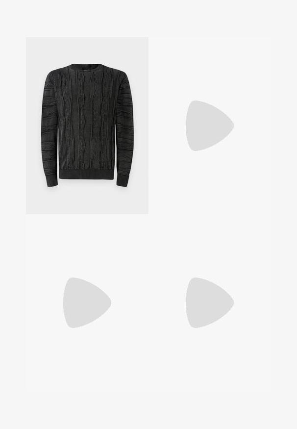 Svart teksturert genser med vertikale mønstre, ribbestrikkede mansjetter og nederkant, laget av et mykt materiale med en noe tyngre vekt.; Oliven grønn bomulls t-skjorte med en stor svart Levi's-logo på forsiden. Klassisk crewneck og korte ermer, glatt tekstur.; Olivengrønne cargo-bukser lavet af robust bomuld. Har flere lommer, en lynlåslomme på siden og tætsiddende ben med en let struktureret overflade.; Sorte høyre sneakers i kanvas med hvite gummisåler og snøringer, med et rundt logo på siden og kombinert med denim og sorte bukser.