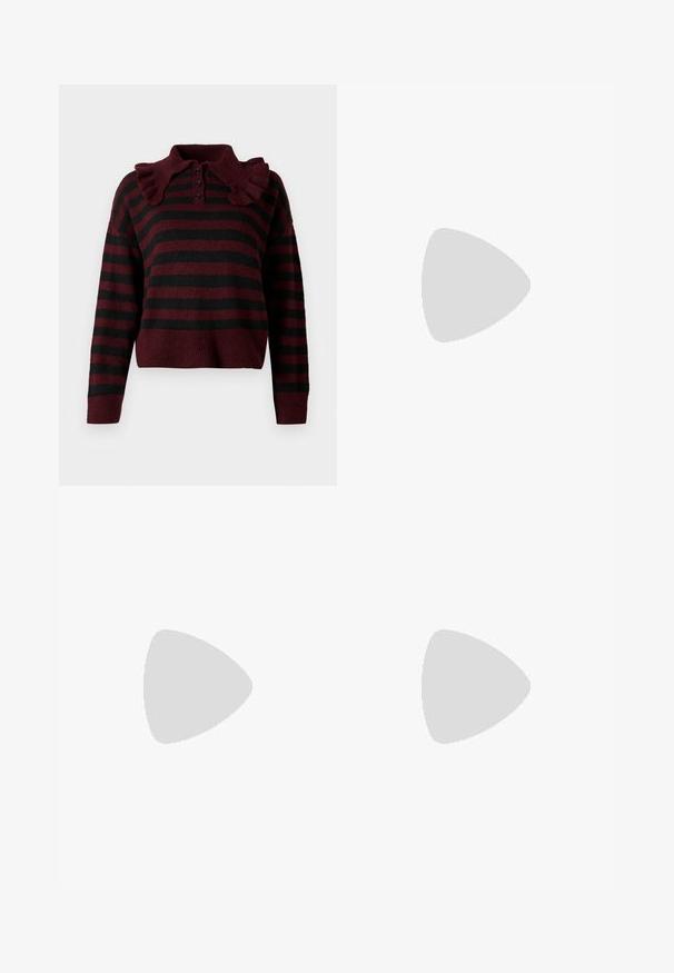 Burgunder- og sorte stribede striktrøje med flæsekrave, tre-knap lukning og cropped længde. Blød tekstur med afslappet pasform.; Vide benbukser i mørkeblå denim. Har kontrastsøm, fem lommer og en knaplukning i taljen. Glat tekstur.; Sorte flate sko med en liten sløyfedetalj på tåen, kombinert med mørkebrune ribbede strømpebukser. Skoene har en glatt overflate og lav profil.; Svart faux skinn-håndveske med krokodilletekstur, strammet topp og en rynket stropp. Ser myk og kompakt ut i designen.