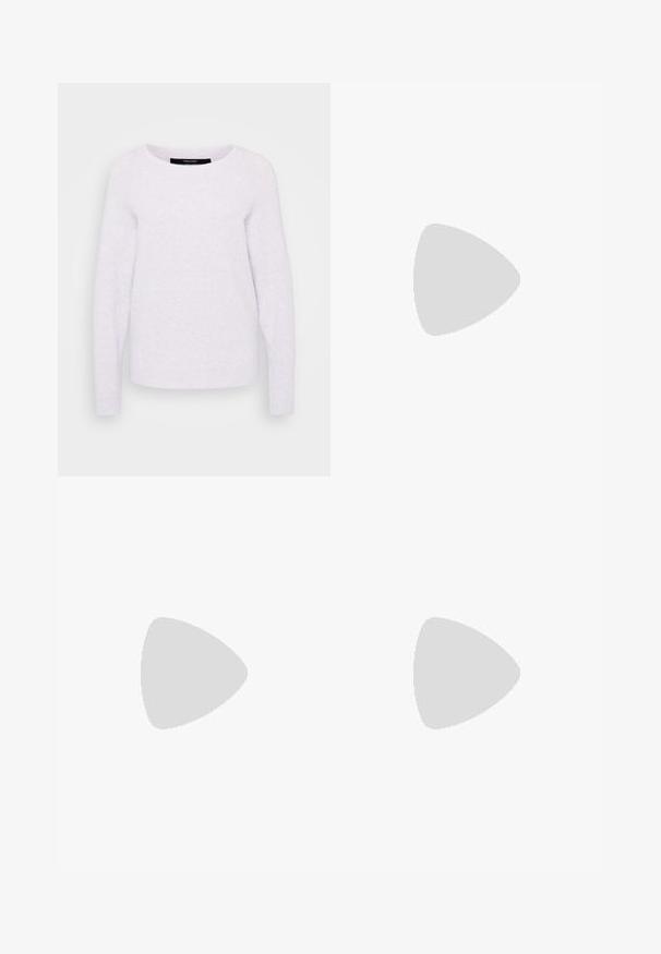 Sweater lilás claro, textura suave, decote redondo, mangas longas, punhos e bainha canelados. Design simples, sem padrões ou detalhes.; Calças largas pretas com uma textura suave, apresentando uma cintura plana e bolsos laterais, desenhadas com uma estética minimalista.; Sandal de tiras pretas com biqueira quadrada e um pequeno salto bloco. Apresenta várias tiras finas e uma tira no tornozelo ajustável. Feito de couro liso.;  Bolsa tote de couro preta com textura suave, forma estruturada, duas alças e um destaque prateado proeminente na parte da frente.