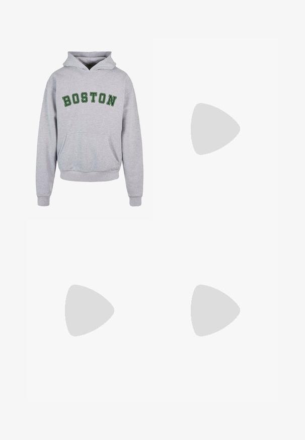 Grijze hoodie met een voorzak, met "BOSTON" in donkergroene gebogen letters over de borst. Klassiek ontwerp met een capuchon met trekkoord.; Grijze katoenen loungebroeken met een elastische tailleband, trekkoord en twee zijzakken; rechte pijpen, zachte textuur, zonder patronen.; Tan suède enkelboot met zwart gevoerd kraagje, gouden metalen oogjes, witte stikdetails en een robuuste rubberen zool met uitgesproken profiel.; Zonnebril met een slank, lichtgrijs kunststof frame, wikkelontwerp, donkere lenzen en een gladde textuur. Beschikken over minimale branding aan de zijkant.