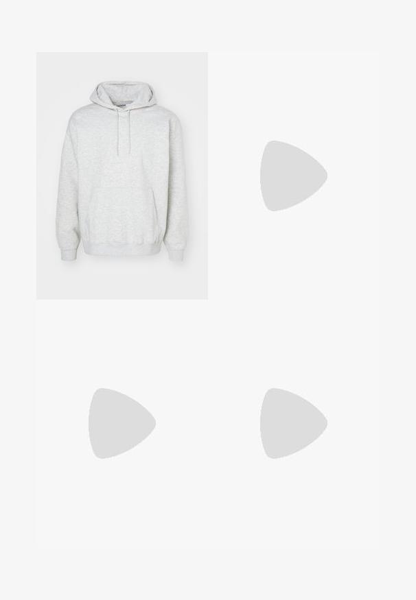 Hoodie gris clair en tissu doux, avec une poche kangourou à l'avant, un capuchon ajustable par cordon et des poignets et un ourlet côtelés.; Veste en velours côtelé marron avec des patchs contrastants marron foncé, t-shirt blanc en dessous, jeans en denim bleu amples et baskets blanches.; Chaussure de course Nike grise et noire avec un coussin de type ressort visible sous la semelle et un logo swoosh blanc sur le côté.; Sac à main noir en tissu texturé, présentant un design diagonal, une bandoulière réglable et des fermetures à cordon sur les côtés.
