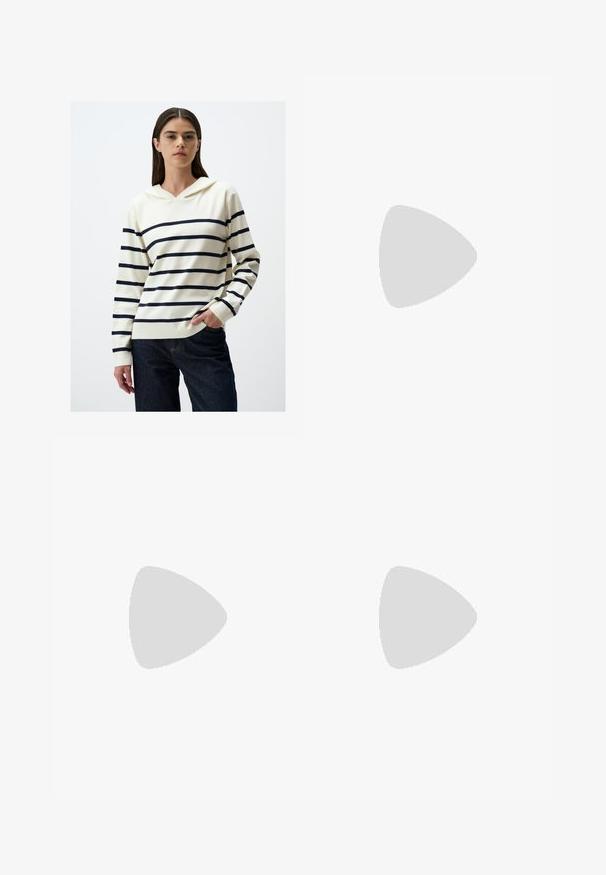 Sobota w kolorze kremowym w niebiesko-nawigacyjnym z paskami, z dekoltem w serek, długimi rękawami i luźnym fasonem, w połączeniu z ciemnymi dżinsami.; Białe dżinsy o szerokich nogawkach wykonane z bawełny, z wysokim stanem, pięcioma kieszeniami oraz mosiężnymi detalami. Gładka, nieprzetarta faktura.; Zamszowe trampki z szarym cholewką, czarnymi paskami i gumową podeszwą. Posiadają sznurowane zapięcie oraz złoty detal z logo po boku.; Czarna torba z materiału o fakturowanym, pikowanym wzorze. Owalny kształt, krótkie, grube rączki oraz miękka, elastyczna struktura.