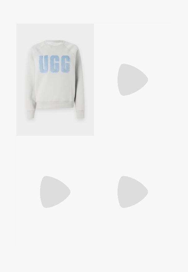 Svijetlosivi dukserica s okruglim izrezom, s velikim plavim umjetnim krznom "UGG" logotipom sprijeda te rebrastim manžetama i rubom.; Crne hlače od pamučne mješavine ravnog kroja, s prednjim kopčanjem na gumb i dva bočna džepa. Glatka tekstura, bez vidljivih uzoraka.; Bijele tenisice s mrežastim materijalom, gumeni potplat, dizajn bez vezica s elastičnim trakama i zlatnim detaljima.; Crna torba s oblikom koji sadrži strukturu, glađu teksturu i metalnu kopču. Uparena s širokim crnim hlačama i sandalama na otvorenom s drvenog poda.