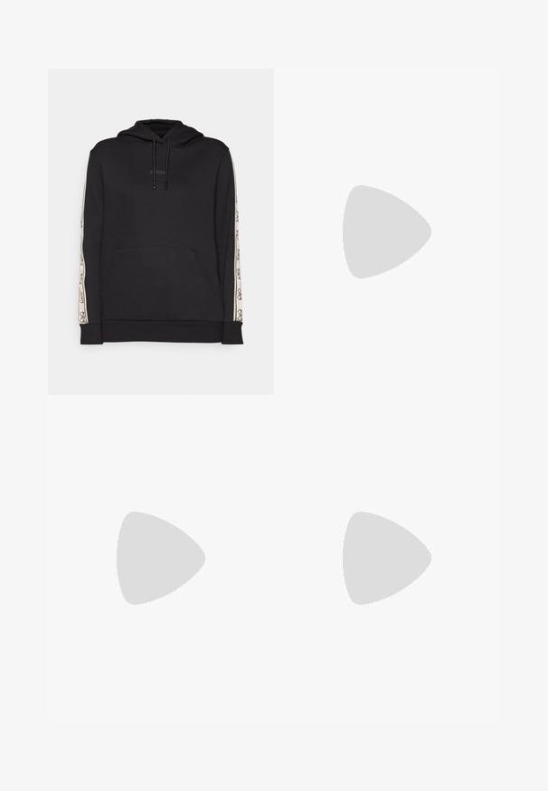 Sudadera negra de mezcla de algodón, con un bolsillo frontal tipo canguro, cordones ajustables y rayas laterales blancas con patrón.; Jeans de mezclilla azul claro acampanados con cintura alta, que cuentan con dos botones y bolsillos frontales. La tela tiene una textura desteñida con variaciones sutiles.; Zapatos slingback negros con punta afilada, hechos de material suave, con un pequeño tacón y un acento decorativo plateado en el empeine.; Bolso de mano mini negro con lentejuelas, con una correa de textura anudada y cadena plateada. Forma redondeada con parte superior fruncida y detalles reflectantes.