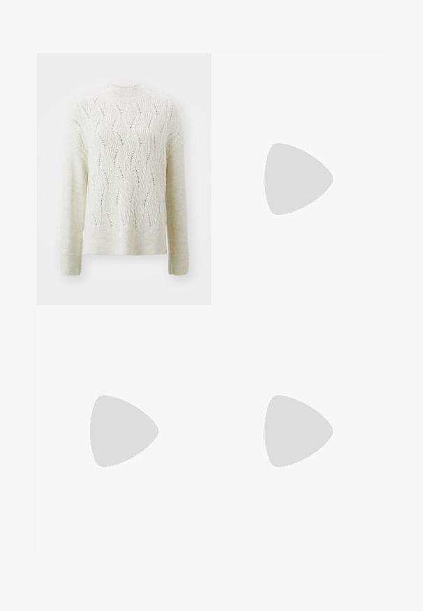 Maglione lavorato a maglia color crema con collo alto e motivo a onde con dettagli a giorno. Maniche lunghe e vestibilità comoda.; Jeans dritti a vita alta marroni con bottone frontale, passanti per cintura e design classico a cinque tasche su sfondo bianco.; Stivali neri alla caviglia in pelle liscia, con zip laterale, tacco spesso e texture, e punta arrotondata.; Borsa hobo nera in pelle con una superficie liscia, forma curvata e una singola tracolla regolabile; presenta un'ampia apertura nella parte superiore.