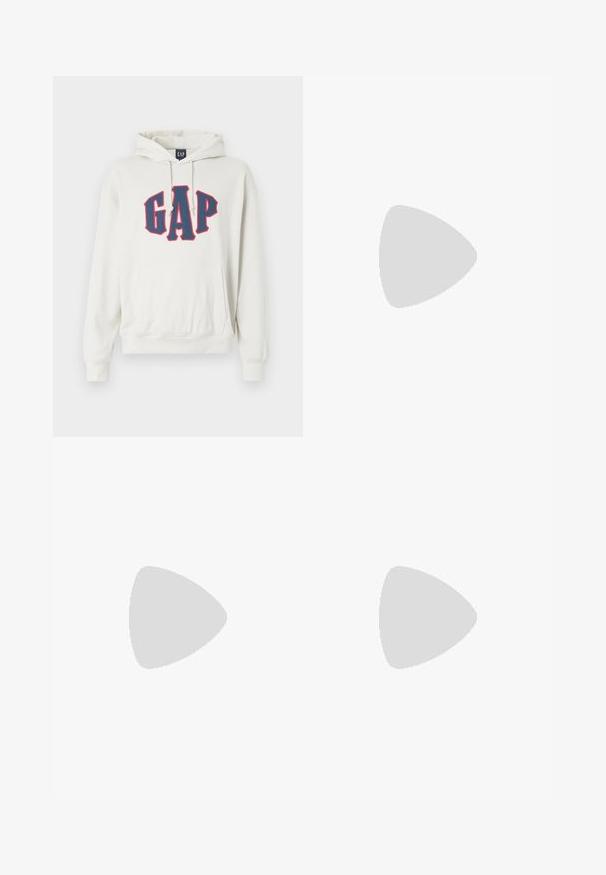 Krémová mikina s kapucňou, ktorá má veľké červené a tmavomodré logo "GAP". Obsahuje prednú kapsu a nastaviteľnú kapucňu. Mäkká, textúrovaná tkanina.; Biele bavlnené tričko s krátkymi rukávmi, okrúhlym výstrihom a voľným strihom. Hladká textura bez viditeľných vzorov alebo akcentov.; Čierne nohavice s plisovaným predným dizajnom, vyrobené z hladkej látky. Majú zapínanie na gombík a pútka na opasok; rovný strih.; Bežové semišové topánky s dizajnom na šnurovanie, prešívaním a gumovou podrážkou. Tvar je neformálny s mierne vyvýšeným opätkom.; Sunglass s metalovým rámom s oválnymi zelenými šošovkami. Tenký strieborný kovový rám a čierne štuple za uši. Minimalistický dizajn, bez viditeľných log. 