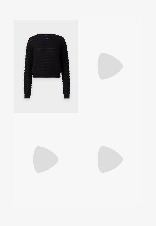 Schwarzer, kurzer Pullover mit geripptem Textur, langen Ärmeln und rundem Halsausschnitt. Mit einem blauen Logotag auf der Vorderseite. Hergestellt aus leichtem Material.; Weite Hosen aus schwarzem Stoff mit hohem Bund, die eine saubere Verarbeitung und glatte Textur aufweisen. Keine sichtbaren Beschläge oder Muster.; Schwarze Leder-Stiefelette mit spitzer Zehe, schlankem, mittelhohem Absatz und silberner Schnalle seitlich vor einem schlichten Hintergrund.; Schwarze Lederhandtasche in dreieckiger Form, mit schmalem Tragegurt und silbernem Zubehör. Sie verfügt über einen Reißverschluss und ein geprägtes Logo auf der Vorderseite.