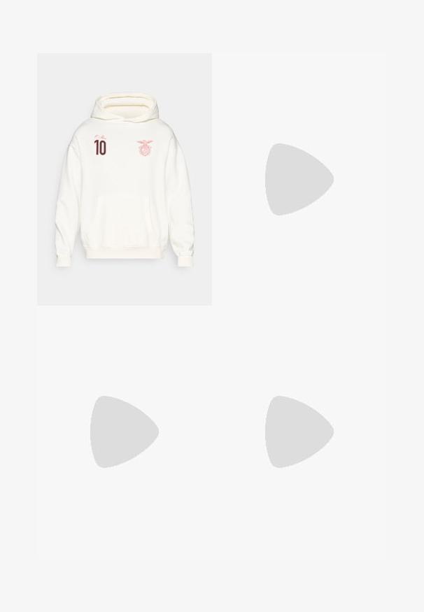Biely mikina s kapucňou a červeným textom "O Rei", číslo 10 na ľavej hrudi a červený orlí logom na pravej hrudi, predná klokanka.; Tri biele rebrované tielka vyrobené z bavlny. Majú okrúhly výstrih a malé čierne štítky pri leme. Dostupné v rôznych veľkostiach.; Sivé tepláky Nike s nastaviteľným pásom, zúženými nohavicami, bočnými vreckami a výrazným švom. Mäkká, textúrovaná látka.; Šedá športová obuv so zvrškom z nylonu a semišu, bielymi akcentmi, polstrovanou podrážkou a jedinečným dizajnom s reflexnými prvkami.