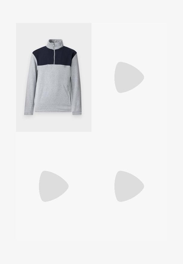 Grauer Fleece-Pullover mit einem dunkelblauen oberen Abschnitt. Verfügt über einen Viertelreißverschluss-Kragen und Seitentaschen. Weicher Stoff, lässiges Design.; Hellblaue Jeans aus Denim mit weiten, geraden Beinen, Fünf-Taschen-Design und einem mit Gürtel befestigten Bund. Der Stoff zeigt eine leicht ausgeblichene Textur.; Weiße Sneaker mit schwarz- und grau-aczenten, ausgestattet mit einer strukturierten grauen Zehenkappe, schwarzer Gummi-Sohle und flachen weißen Schnürsenkeln. Sauberes Design, minimalistische Stil.; Graue Wildleder-Gürteltasche mit runder Form, zwei mit Reißverschluss verschlossenen Fächern und verstellbarem Trageriemen. Mit metallischen Hardware-Akzenten.