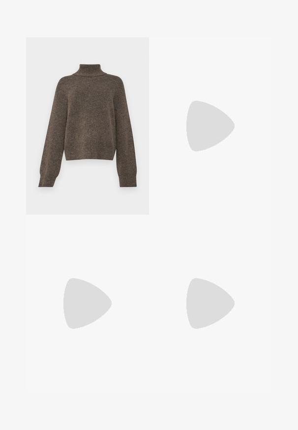 Maglione marrone lavorato a maglia con collo alto e vestibilità ampia. Presenta maniche lunghe e un tessuto morbido e texturizzato.; Jeans a gamba larga di colore verde scuro, realizzati in tessuto misto cotone, dotati di chiusura con bottone frontale, cinque tasche e cuciture classiche in denim.; Sandal in pelle marrone con punta aperta e ritagli laterali. Presenta una fascia alla caviglia con una fibbia metallica e una suola piatta.; Borsa a spalla in pelle marrone con due manici lunghi, forma rettangolare strutturata, texture liscia e dettagli di cucitura sottili.