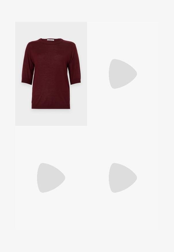 Burgundi värvi lühikeste varrukatega sviiter ümmarguse kaelusega, valmistatud kergest kangast, ribadega detailidega varrukatel ja alläärel.; Pruunid laiad püksid, mis on valmistatud puuvillast, elastse vöökoha ja kahe esimese taskuga. Pind struktuurne, kuid sile.; Mustad nahast slingback kontsad terava ninaga, millel on õhuke konts ja kuldse tooni aktsent reguleeritaval rihmal. Sile tekstuur.; Must musta käekott, millel on kumer kuju, üks rihm, lukuga sulgemine ja peen brändimine esiküljel. Sile tekstuur, minimalistlik disain.