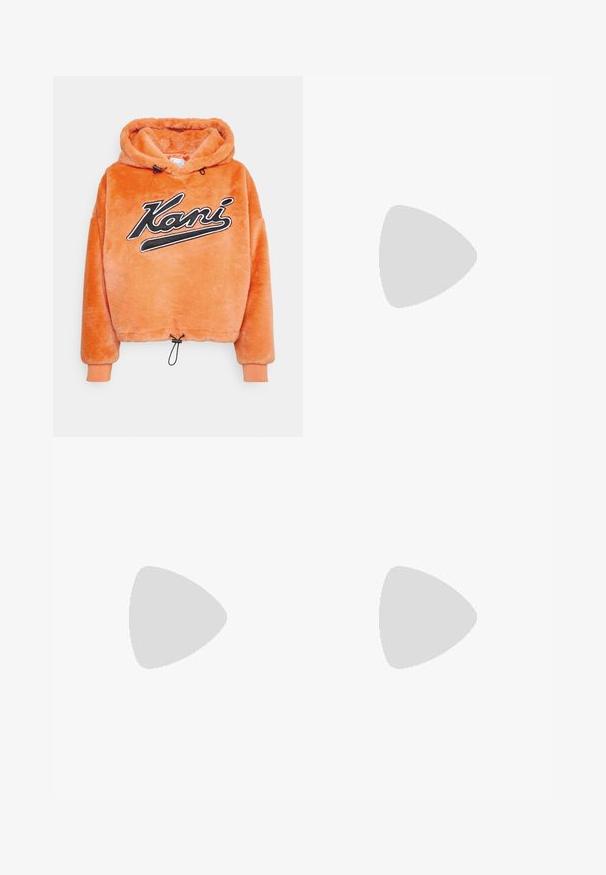 Karl Kani VARSITY HOODIE - Flīsa džemperis - orange; Melni augstās jostas vietas kravas džinsi ar plaša piegriezuma dizainu, sānu kabatām un vieglām balināšanas detaļām. Izturīgs audums un kontrastējošas šuves.; Zilās zamšādas kedas ar baltiem akcentiem un melnu zīmolu, aprīkotas ar gumijas zoli. Valkātas ar tumši pelēkiem biksēm un baltām zeķēm.; Teddy auduma jostas soma gaiši brūnā krāsā, izliekta forma, ar rāvējslēdzēju un baltu paraksta detaļu. Regulējama siksna komfortam.