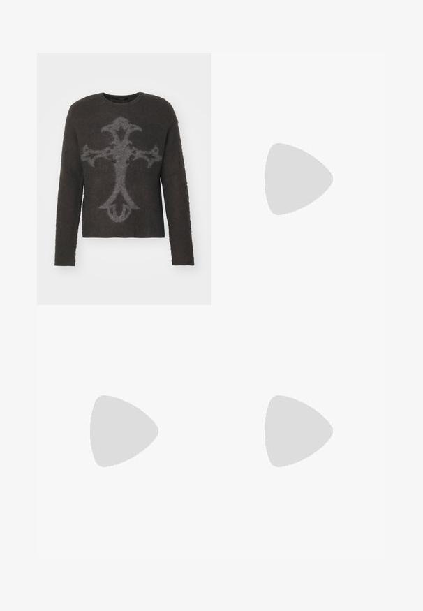 Maglione grigio scuro con maniche lunghe, scollatura rotonda e texture pelosa. Presenta un grande motivo a croce stilizzato di un grigio più chiaro.; Jeans in denim azzurro chiaro con taglio dritto, caratterizzati da grandi design a forma di stella in blu scuro sul davanti e un tradizionale stile a cinque tasche.; Stivale alla caviglia in pelle nera con punta arrotondata, chiusura con lacci, occhielli metallici e suola in gomma spessa e testurizzata.; Occhiali di sicurezza trasparenti con una montatura leggera e trasparente e accenti grigi. Presentano un design avvolgente e un supporto per il naso regolabile.