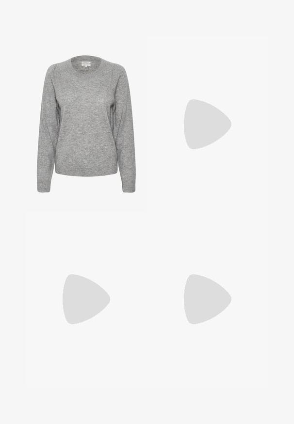 Maglione grigio con colletto rotondo, maniche lunghe e polsini a coste. Il tessuto sembra morbido con una leggera trama e una vestibilità leggermente ampia.; Pantaloni neri a gamba dritta, con tasche frontali e spacchi laterali all'orlo. Realizzati in tessuto morbido e liscio. Adatti a diverse occasioni.; Sandali con tacco in vernice nera, con punta squadrata, cinturini alla caviglia e fibbie in argento. Presentano un tacco a blocco spesso per maggiore stabilità.; Borsa tote in pelle nera con texture liscia, forma rettangolare e due manici lunghi. Nessun hardware o decorazione visibile.