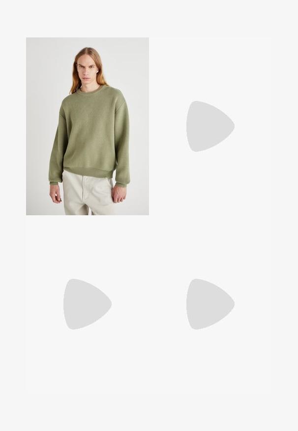 Roheline kudum, millel on ümar kaelus, allalastud õlad ja soonikkoes varrukate otsad. Tekstuur on pehme, riietus on lõdva sobivusega ja minimaalse detailitöötlusega.; Valge puuvillane t-särk lühikeste varrukatega, ümmarguse kaelusega, lõdva lõikega ja ilma nähtavate logodeta või mustriteta. Sile tekstuur ja minimaalne disain.; Mustad püksid, millel on voltidega eesmine disain, valmistatud siledast kangast. Omab nup closure ja vöökinnitusauke; sirge jalgade lõige.; Mustad Nike Air Force 1 tossud musta sileda nahast, perforatsioonidega varvas hingavuse tagamiseks, mustad paelad ja tekstureeritud kummitald.; Mustad mustan plastiku prillid roheliste läätsedega, ruudukujulised raamid, hõbedane aksent kulmude peal ja tekstuuriga tempelkäed. Brändi nimi on märgitud sisevarrele.