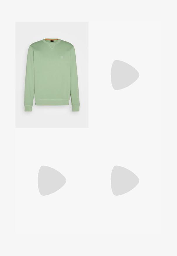 Lichtgroene sweatshirt met een ronde halslijn, rib gebreide boorden en zoom. Bevat een klein reliëflogo op de borst en een soepele katoen stof.; Witte katoenen T-shirt met ronde hals, korte mouwen en een subtiel reliëflogo op de borst. Het binnenlabel heeft een oranje accent.; Zwarte op maat gemaakte broek met een rechte snit. Gemaakt van gladde stof, met een vlakke voorkant, riemlussen en twee zijzakken.; Witte leren sneaker met beige suède accenten, voorzien van een ronde neus, vetersluiting en tan rubberen zool, met de merknaam "BOSS."